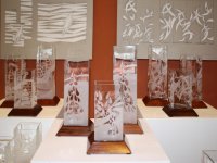 Siguldas Mākslu skolā apskatāmi Eiropas čempionāta kamaniņu sportā uzvarētāju kausi