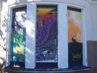 Siguldas dzelzceļa stacijas logos izvieto grafiti mākslas darbus un atklāj brīvdabas izstāžu zāli  