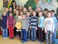 1.pamatskolas skolēni saņem atzinību no Zooloģiskā dārza par aktīvu dalību lapu un zīļu vākšanā