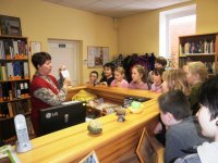 Allažu pamatskolas skolēni iepazīst bibliotēku