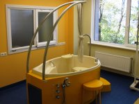 Rīgas rajona slimnīcā atklāta ūdensdzemdību zāle ar Latvijā pirmo profesionālo sertificēto dzemdību vannu 