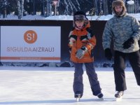 Slidotava aicina baudīt slidošanas prieku un spēlēt hokeju