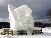 Siguldā skatāma lielformāta sniega skulptūra