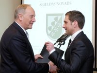 Apstiprināts Siguldas novada ģerbonis