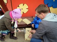 Bērnudārza ‘Ābelīte’ bērni gatavo mājvietas putniem 