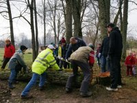 Jaunieši Lielajā talkā sakopa Jušu dabas sajūtu taku