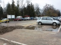 Slēgts auto stāvlaukums pie Siguldas dzelzceļa stacijas