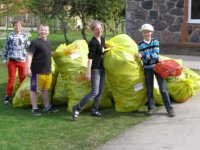 Mores skolēni piedalās PET pudeļu šķirošanas akcijā 