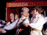 Vizbulītes dejotāji dejo arī lietū