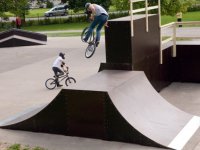 Raiņa parkā atklāts atjaunotais skeitparks