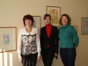 Siguldas novada bibliotēkā skatāma apgleznotā zīda izstāde