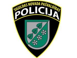 Pašvaldības policija gājējiem dalīs atstarojošās vestes