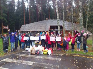 Skolēni piedalās ozolzīļu talkā