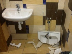 Izdemolētas dzelzceļa stacijas labierīcības