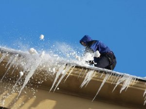 Aicina tīrīt jumtus no sniega un lāstekām