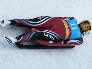 Ulla Zirne un junioru kamaniņu braucēju komanda jau labāko četriniekā pasaulē