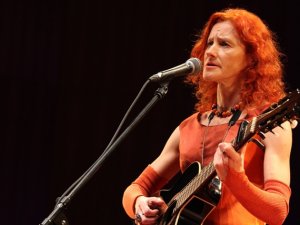 Dziesminiece Anta Eņģele koncertē Allažu luterāņu baznīcā