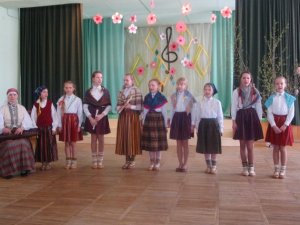 Folkloras kopa „Tiptaiņi” debitē skatē Koknesē