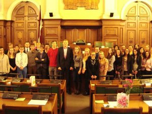 Ģimnāzijas skolēniem mācību stunda Saeimā