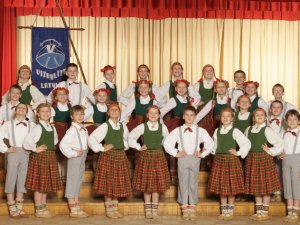 Vizbulīte aicina skolēnus dejot