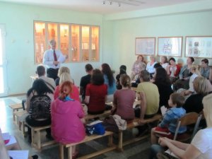 Topošie pirmklasnieki un viņu vecāki ciemojas Siguldas 1.pamatskolā