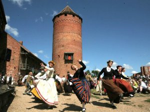 Turaidā dejos siguldieši un slovēņi