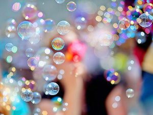 Nāc, uzpūt savu ziepju burbuli Svētku laukumā!