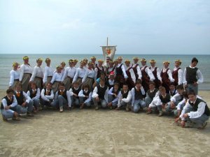 Tautisko deju kolektīvs „Purenīte” dejo Liepājā