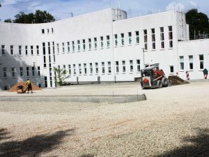 Pie Mākslu skolas „Baltais Flīģelis” tiek izbūvēta autostāvvieta