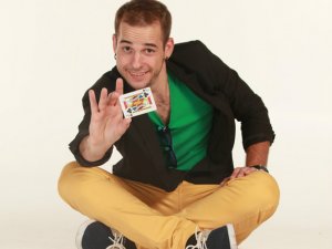 Iluzionistu Pecolli burvju māceklis ROBIJS ar triku šovu uzstāsies Allažos