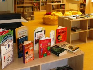 Laurenču sākumskola dāvina grāmatu Nacionālajai bibliotēkai
