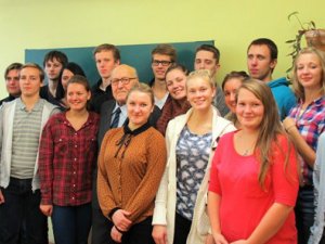 Ģimnāzijas skolēnu tikšanās ar 1940.gada absolventu Pēteri Kļaviņu