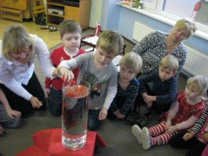 „Kastanīši” veido dāvaniņas ar Latvijas karoga simboliku