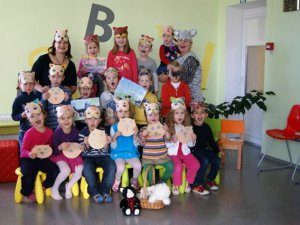 „Kastanīša” saime iepazīstas ar bibliotēkas kaķiem