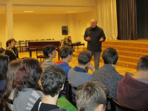 Skolēni tikās ar Latvijas Tautas frontes pirmo priekšsēdētāju Daini Īvānu 