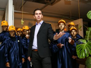 Aicina uz izstādi un performanci „Mākslinieka Mūzu pasaule”