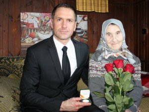 Domes priekšsēdētājs sveic allažnieci Lūciju Brazauskaiti 100 gadu jubilejā