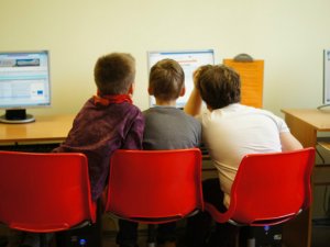 Jaunieši un seniori veiksmīgi apgūst E-prasmes Siguldas novada bibliotēkā