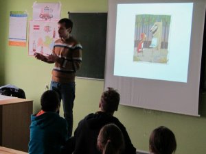 Skolēni piedalās nodarbībā par drošu internetu