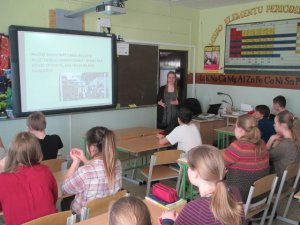 Skolēni piedalās nodarbībā par vidi