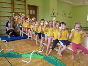 Dukuru ģimene dāvina bērnudārzam sporta inventāru