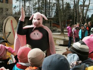 Cūkmens izglīto Laurenču sākumskolas bērnus
