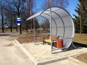 „Siguldas Būvmeistars” siguldiešiem dāvina autobusu pieturu