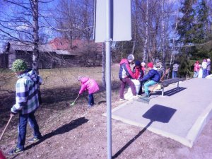 Allažu pamatskolas skolēni sakopj skolas apkārti 