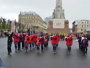 Sudrabskaņa uzvar pūtēju orķestru defile finālkonkursā