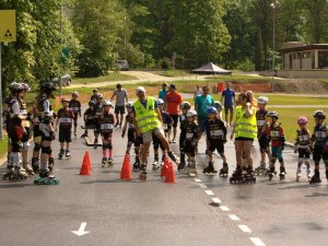Bērnus un vecākus aicina piedalīties skrituļošanas un skrejriteņu sacensībās 