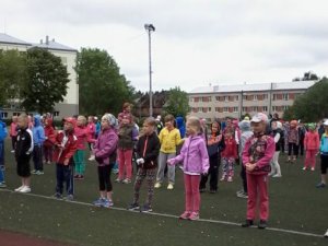Novada skolu pirmās klases pulcējas sporta dienā