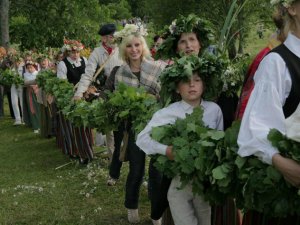 Jāņu ielīgošana un Spēka vijas darināšana Turaidā