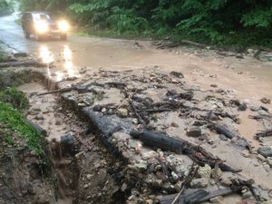 Siguldā negaisa dēļ radušies plūdi, izskaloti autoceļi
