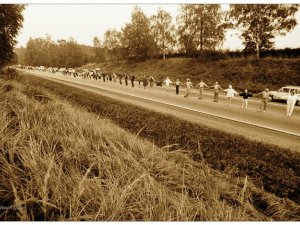 Aicina apmeklēt fotogrāfiju izstādi veltītu Baltijas ceļa 25-gadei